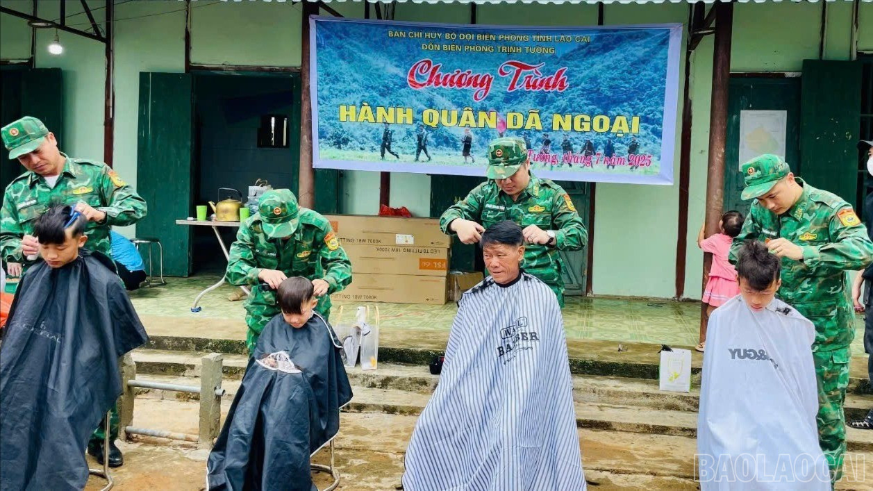 Đồn Biên phòng Trịnh Tường tổ chức các hoạt động giúp dân trong một đợt hành quân dã ngoại về bản vùng cao. baolaocai-br_z7013803992434-f569f4a412147754067972f78dbb6117.jpg