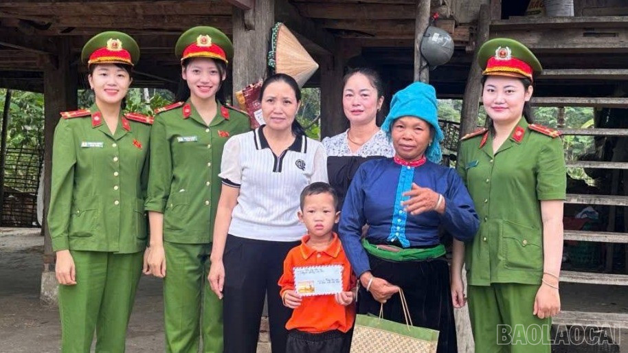 Lực lượng Công an cùng Đoàn Thanh niên phường tổ chức thăm hỏi, tặng quà đối tượng chính sách trên địa bàn baolaocai-br_0.jpg