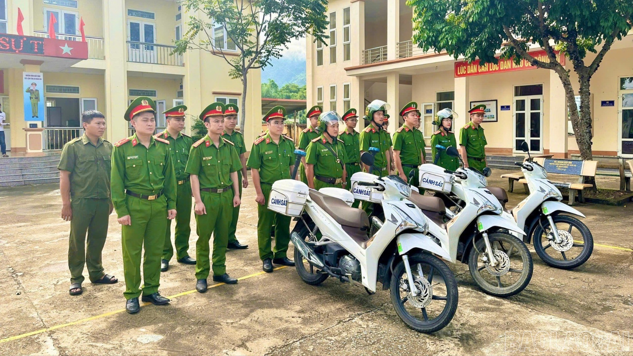 Lực lượng Công an phường Cầu Thia luôn sẵn sàng nhận nhiệm vụ. baolaocai-br_17.jpg