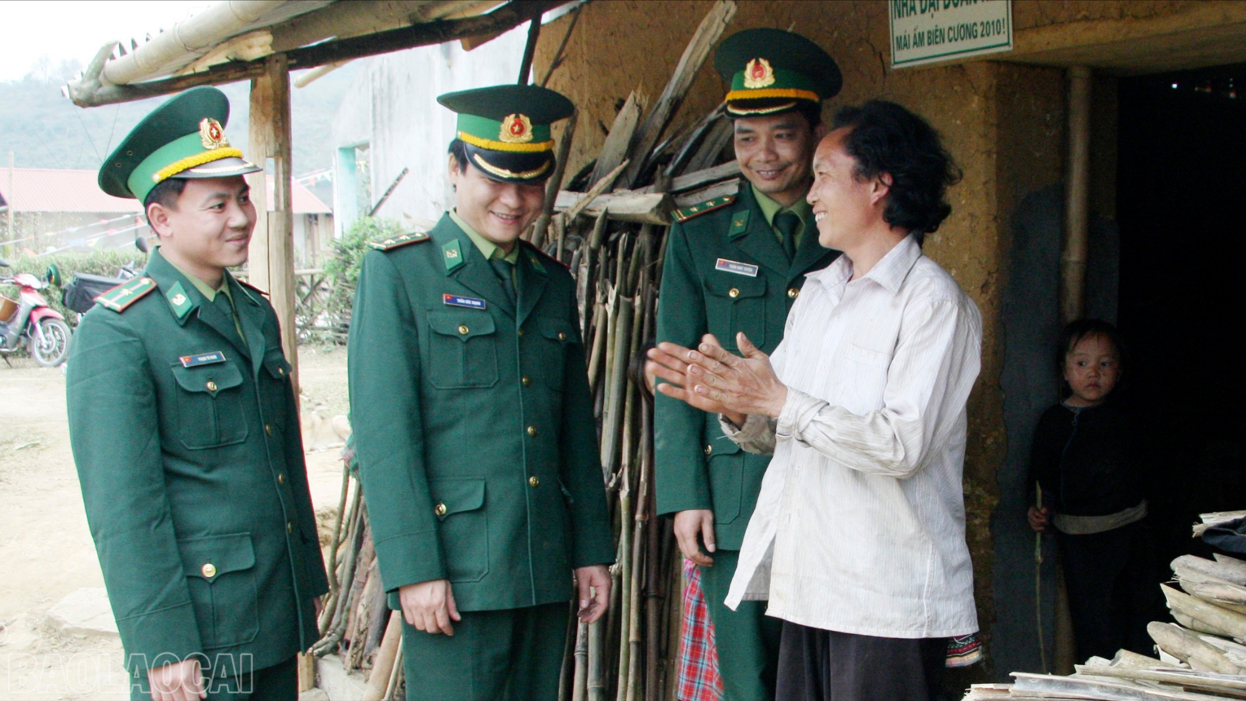 Bộ đội biên phòng thăm hỏi hộ gia đình được lực lượng tặng nhà Đại đoàn kết. baolaocai-bl_4.jpg