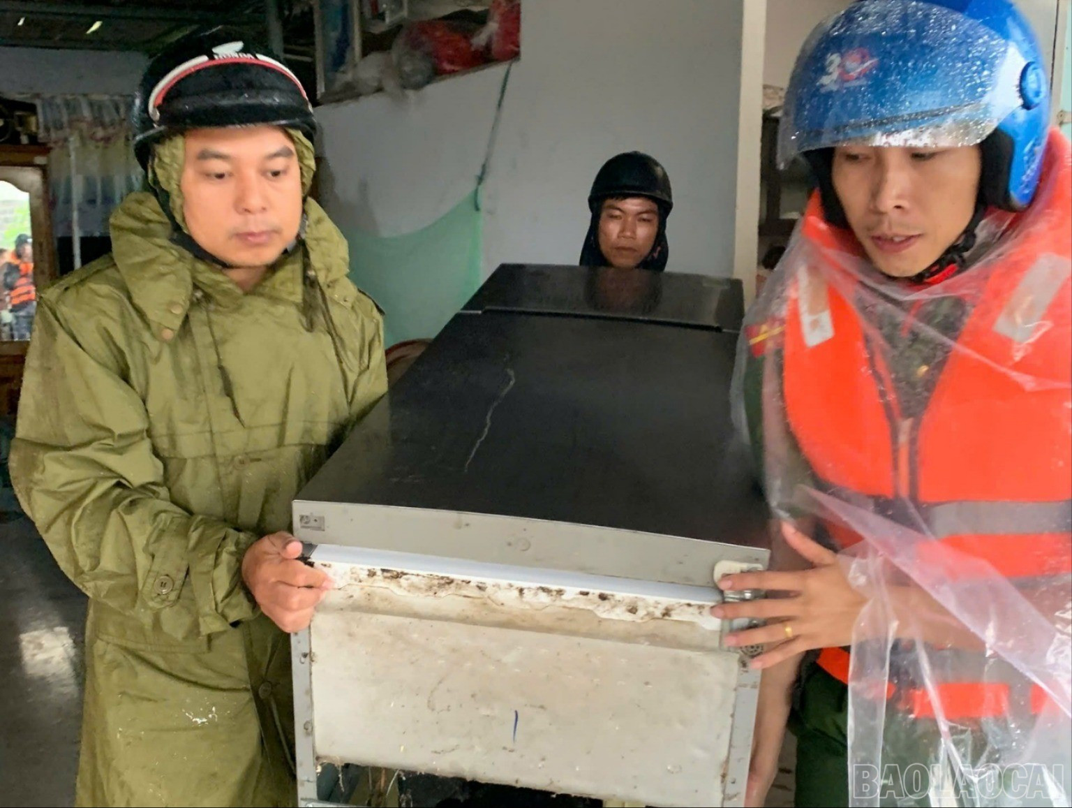Công an, Quân đội luôn là lực lượng chủ lực giúp người dân khi xảy ra thiên tai. baolaocai-br_2.jpg