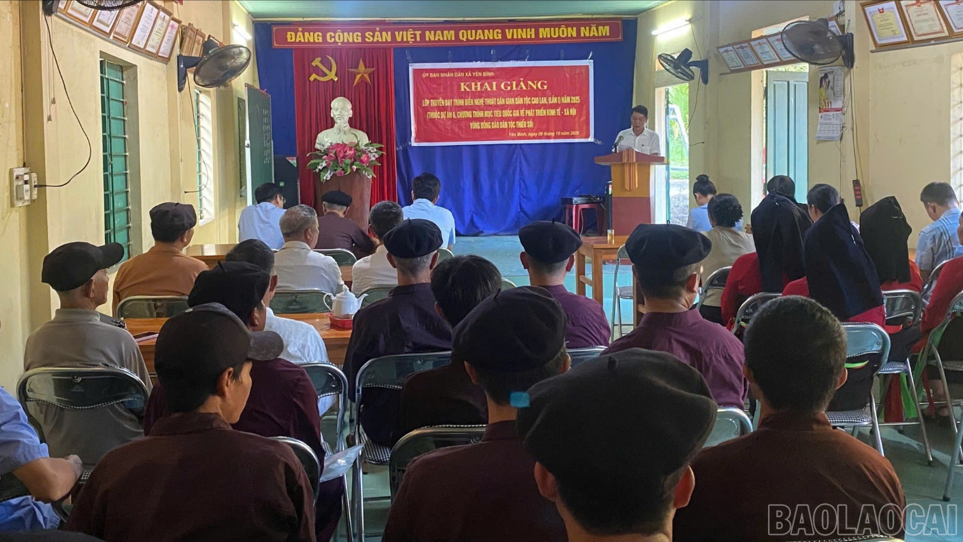 Quang cảnh lễ khai giảng. baolaocai-tr-toancanhkhaimac10102025.jpg