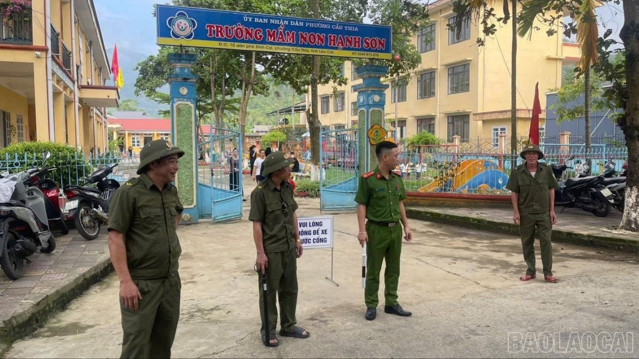 Lực lượng công an cùng các đội tự quản giữ gìn an ninh, trật tự tại các đơn vị trường học trên địa bàn. baolaocai-br_21.jpg