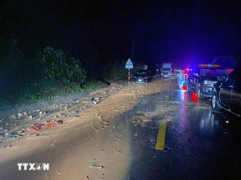 Khu vực đèo Khánh Lê (xã Nam Khánh Vĩnh, tỉnh Khánh Hòa) vẫn còn tiếp tục sạt lở.