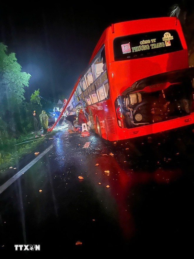 Chiếc xe khách chở 32 người gặp nạn trên đèo Khánh Lê đoạn qua địa phận tỉnh Khánh Hòa. (Ảnh: TTXVN phát)