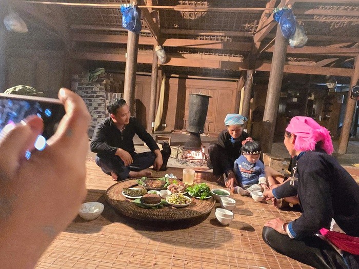 Những nét văn hóa truyền thống của dân tộc được gia đình chị Vàng Thị Cân sử dụng điện thoại thông minh đưa lên mạng xã hội giới thiệu cho du khách. Những nét văn hóa truyền thống của dân tộc được gia đình chị Vàng Thị Cân sử dụng điện thoại thông minh đưa lên mạng xã hội giới thiệu cho du khách.