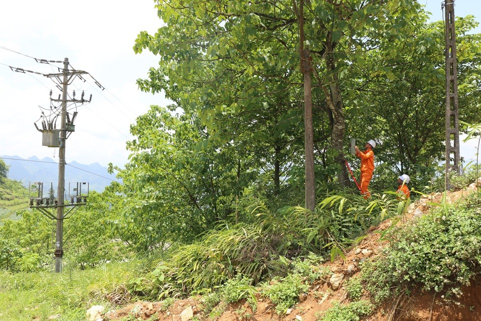 Cán bộ công nhân viên Điện lực Lào Cai ngày đêm bám trụ giữa rừng núi, giữ cho dòng điện sáng mãi nơi biên cương. Cán bộ công nhân viên Điện lực Lào Cai ngày đêm bám trụ giữa rừng núi, giữ cho dòng điện sáng mãi nơi biên cương.