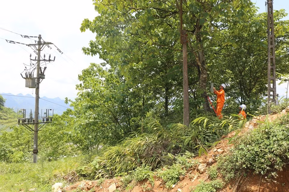 Cán bộ công nhân viên Điện lực Lào Cai ngày đêm bám trụ giữa rừng núi, giữ cho dòng điện sáng mãi nơi biên cương.