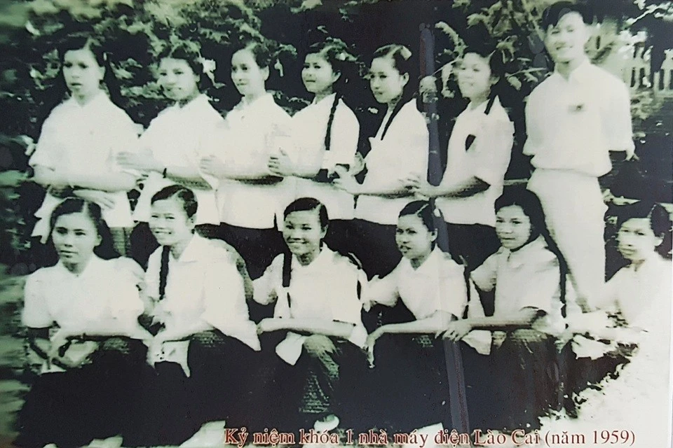 Thế hệ CBCNV đầu tiên của nhà máy Điện Lào Cai (Ảnh tư liệu)