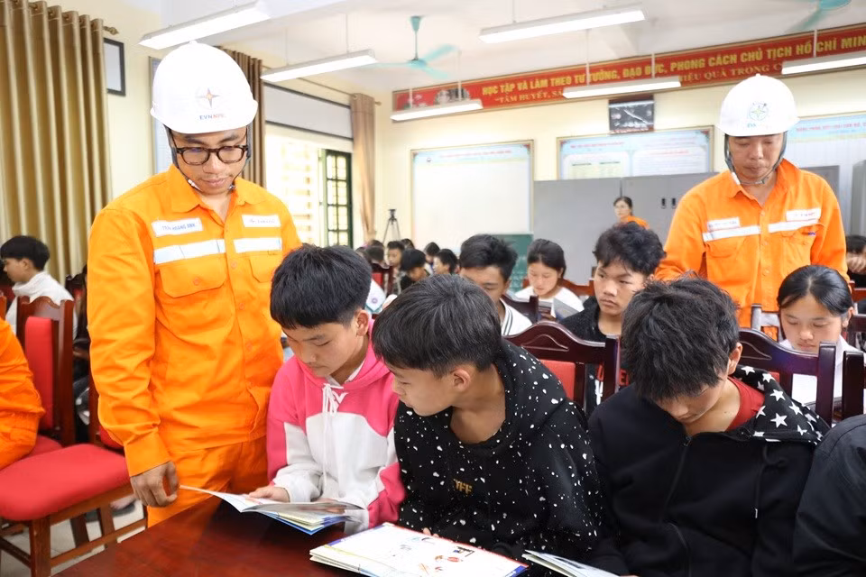 Tuyên truyền tiết kiệm điện tại trường học.