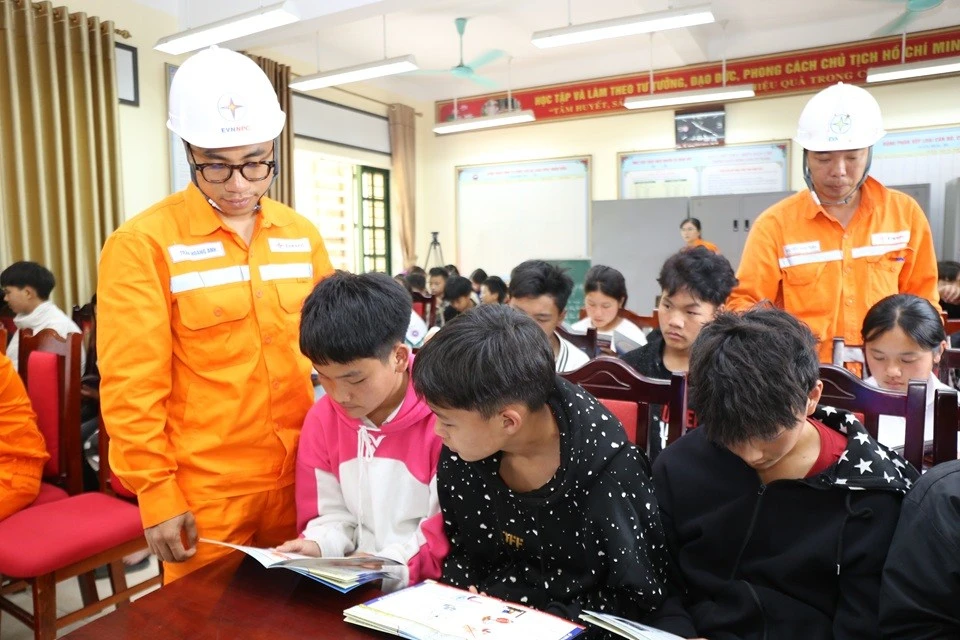 Tuyên truyền tiết kiệm điện tại trường học.