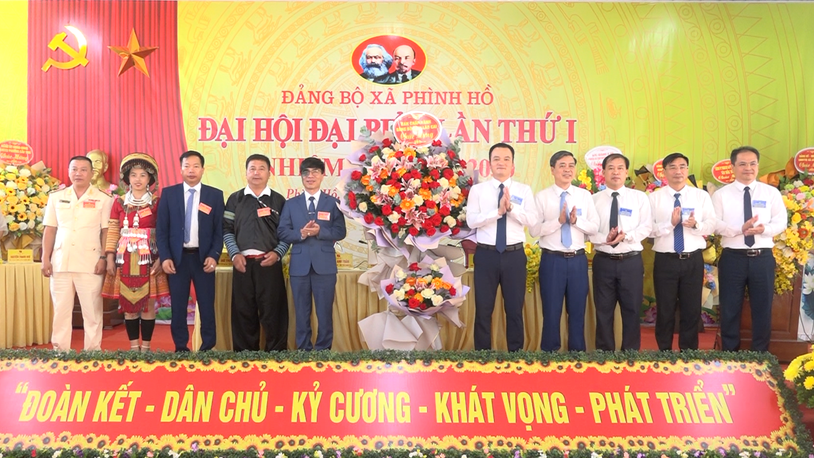 Đồng chí Giàng Quốc Hưng và đại diện lãnh đạo các ban, sở, ngành tặng hoa chúc mừng đại hội. dong-chi-giang-quoc-hung-uy-vien-btv-tinh-uy-truong-ban-noi-chinh-tinh-uy-tang-hoa-chuc-mung-dai-hoi.png