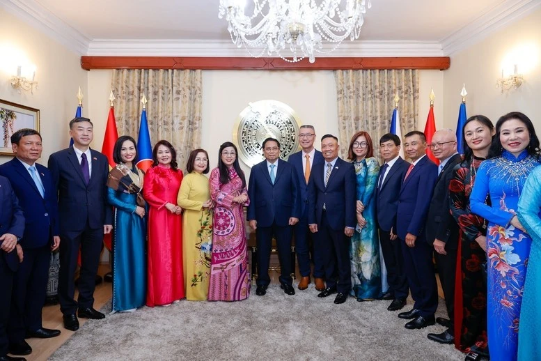 Thủ tướng Phạm Minh Chính và Phu nhân với cán bộ, nhân viên đại sứ quán và bà con kiều bào tại Cộng hoà Czech.