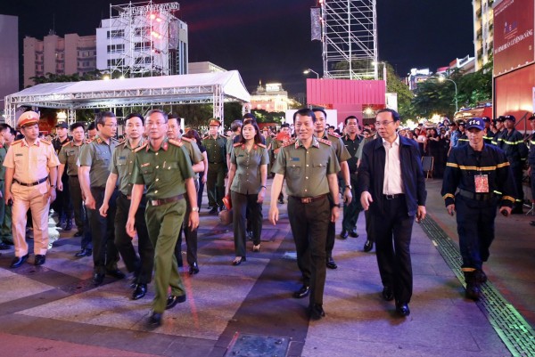 Bộ trưởng Lương Tam Quang và Bí thư Thành ủy TP Hồ Chí Minh Nguyễn Văn Nên tới tham dự chương trình gala. Bộ trưởng Lương Tam Quang và Bí thư Thành ủy TP Hồ Chí Minh Nguyễn Văn Nên tới tham dự chương trình gala.
