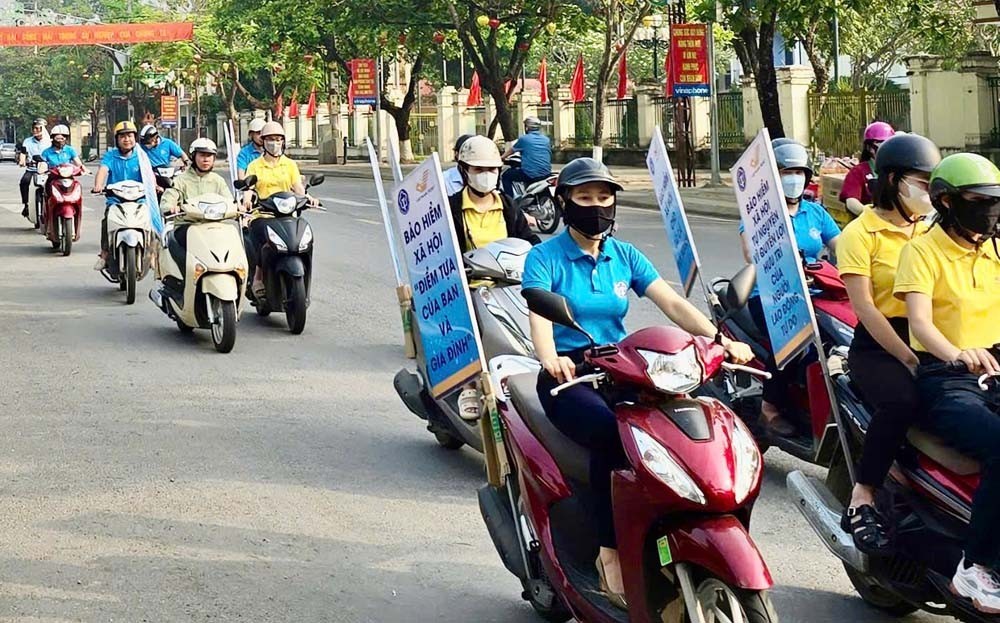 Diễu hành tuyên truyền vận động người dân tham gia BHXH tự nguyện, BHYT hộ gia đình tại Lào Cai. Diễu hành tuyên truyền vận động người dân tham gia BHXH tự nguyện, BHYT hộ gia đình tại Lào Cai.
