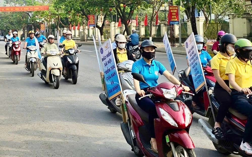 Diễu hành tuyên truyền vận động người dân tham gia BHXH tự nguyện, BHYT hộ gia đình tại Lào Cai.