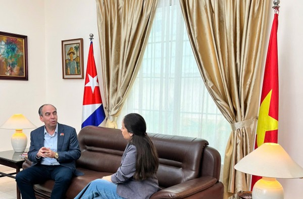 Hình ảnh tác nghiệp phim tài liệu “Cuba và Việt Nam: Anh em bằng sự lựa chọn”.