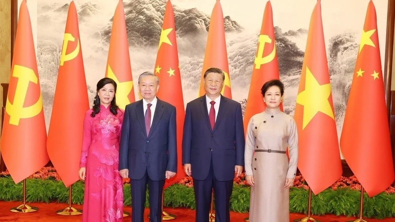 Tổng Bí thư, Chủ tịch nước Trung Quốc Tập Cận Bình và phu nhân cùng Tổng Bí thư, Chủ tịch nước Tô Lâm và phu nhân chụp ảnh chung ngày 19/8/2024, nhân dịp Tổng Bí thư, Chủ tịch nước Tô Lâm và phu nhân thăm cấp nhà nước tới Trung Quốc.