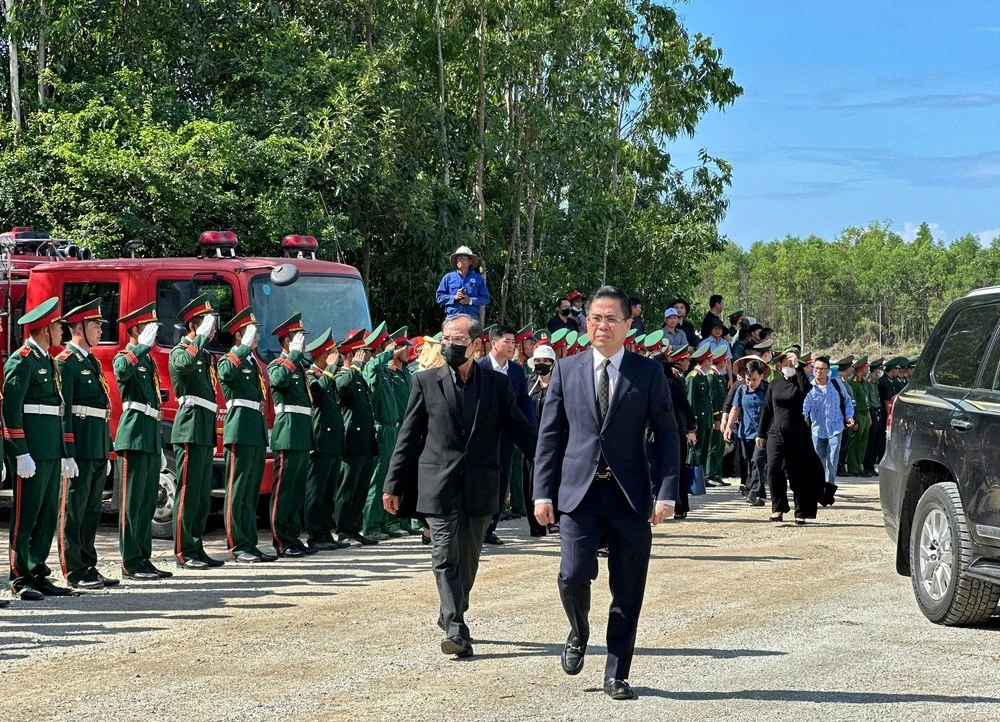 Chủ tịch UBND tỉnh Quảng Ngãi Nguyễn Hoàng Giang tiễn đưa nguyên Chủ tịch nước Trần Đức Lương về nơi an nghỉ cuối cùng.