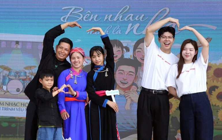 Gia đình chị Vàng Thị Thông-anh Lâm A Hà (bên trái) và cặp vợ chồng Mạnh Cường-Hương Giang.