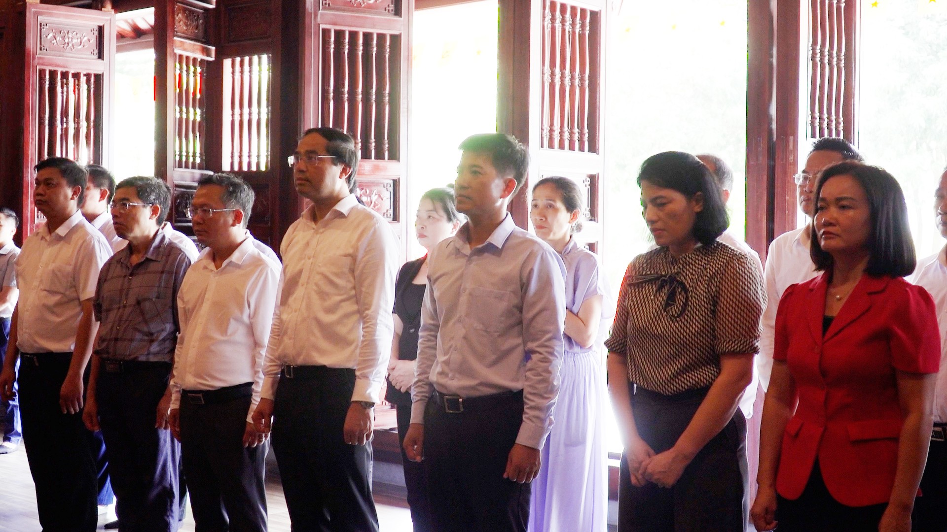 Các đại biểu dâng hương tưởng niệm Chủ tịch Hồ Chí Minh. 5.jpg