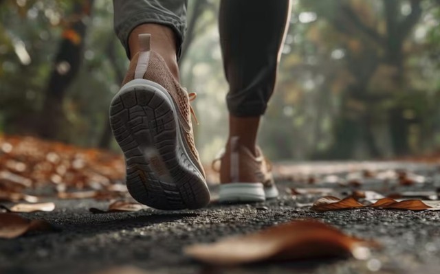 Các chuyên gia vật lý trị liệu cho rằng giày đi bộ nên vừa vặn với kích thước bàn chân, có độ ổn định tốt và không gây cọ xát. Ảnh minh họa