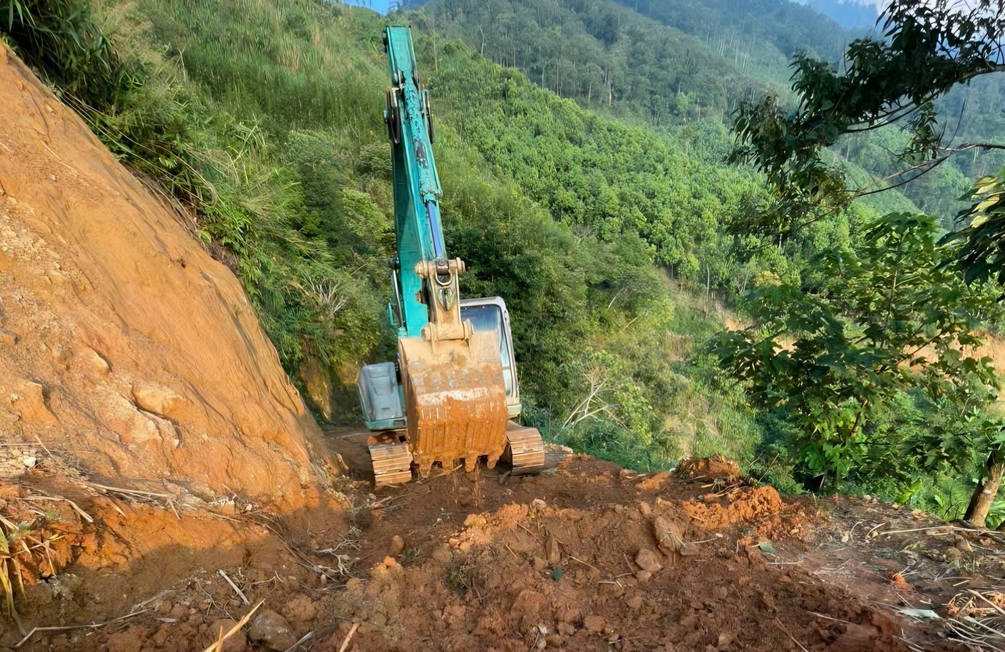 Đường vào thôn Làng Mảnh, xã Sơn Lương, tỉnh Lào Cai đang được sửa chữa. Đường vào thôn Làng Mảnh, xã Sơn Lương, tỉnh Lào Cai đang được sửa chữa.