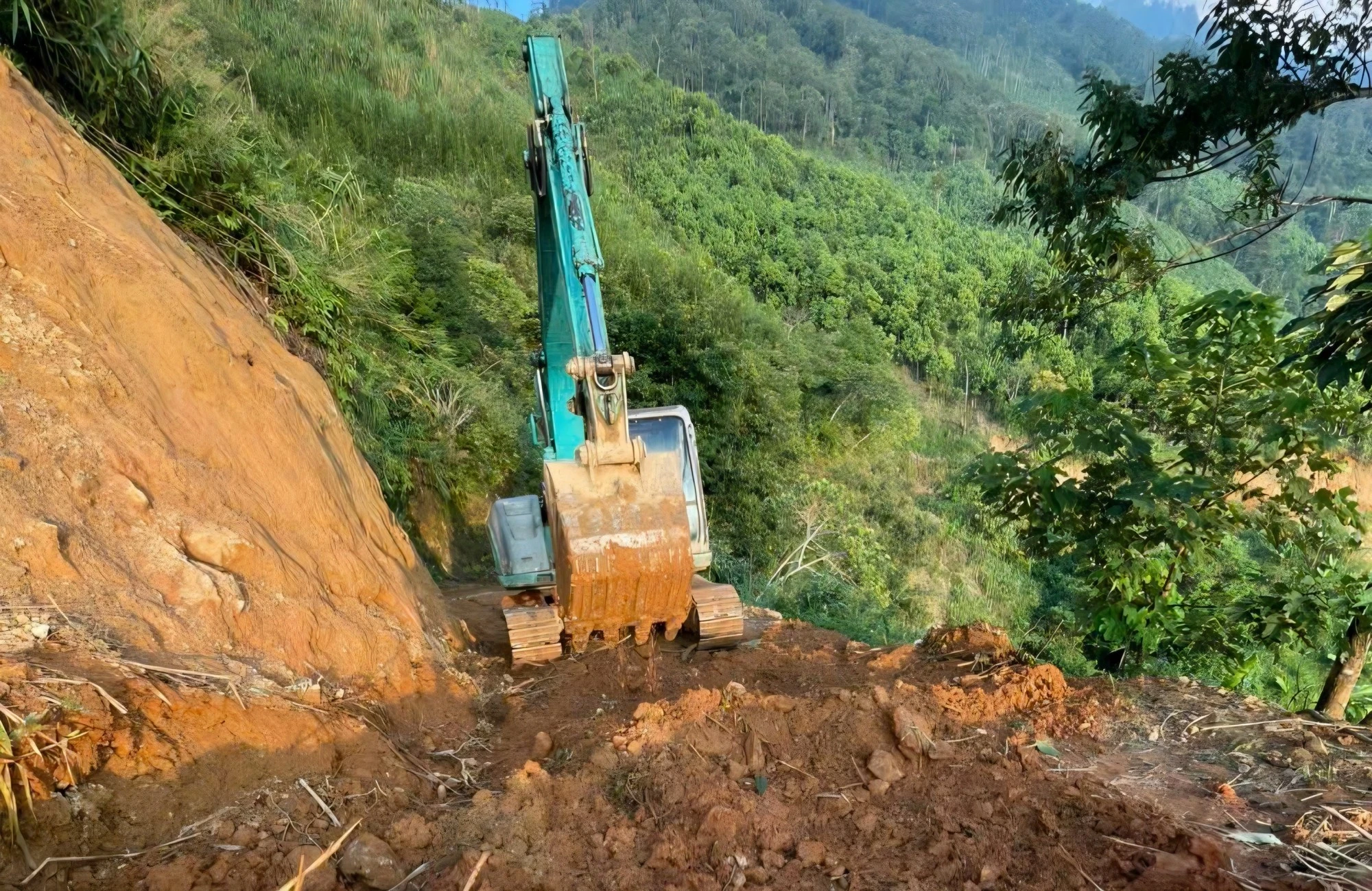 Đường vào thôn Làng Mảnh, xã Sơn Lương, tỉnh Lào Cai đang được sửa chữa.