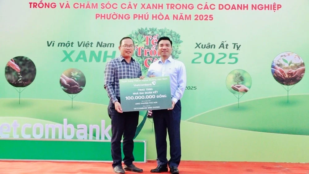 Hưởng ứng chương trình “Xóa nhà tạm, nhà dột nát”, Ngân hàng Ngoại thương Chi nhánh Bình Dương đã trao hỗ trợ kinh phí cho phường Phú Hòa để xây nhà đại đoàn kết cho người dân.