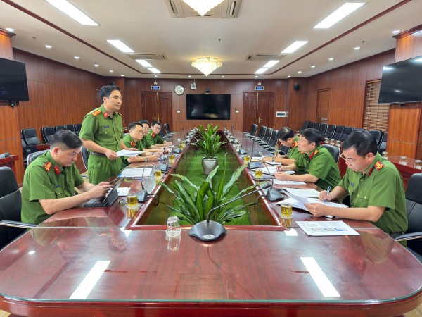 Thượng tá Vũ Tiến Văn, Trưởng phòng Cảnh sát hình sự Công an tỉnh Lai Châu báo cáo đại diện lãnh đạo Cục Cảnh sát hình sự và các đơn vị chủ chốt tham gia phá chuyên án lừa đảo xuyên quốc gia.