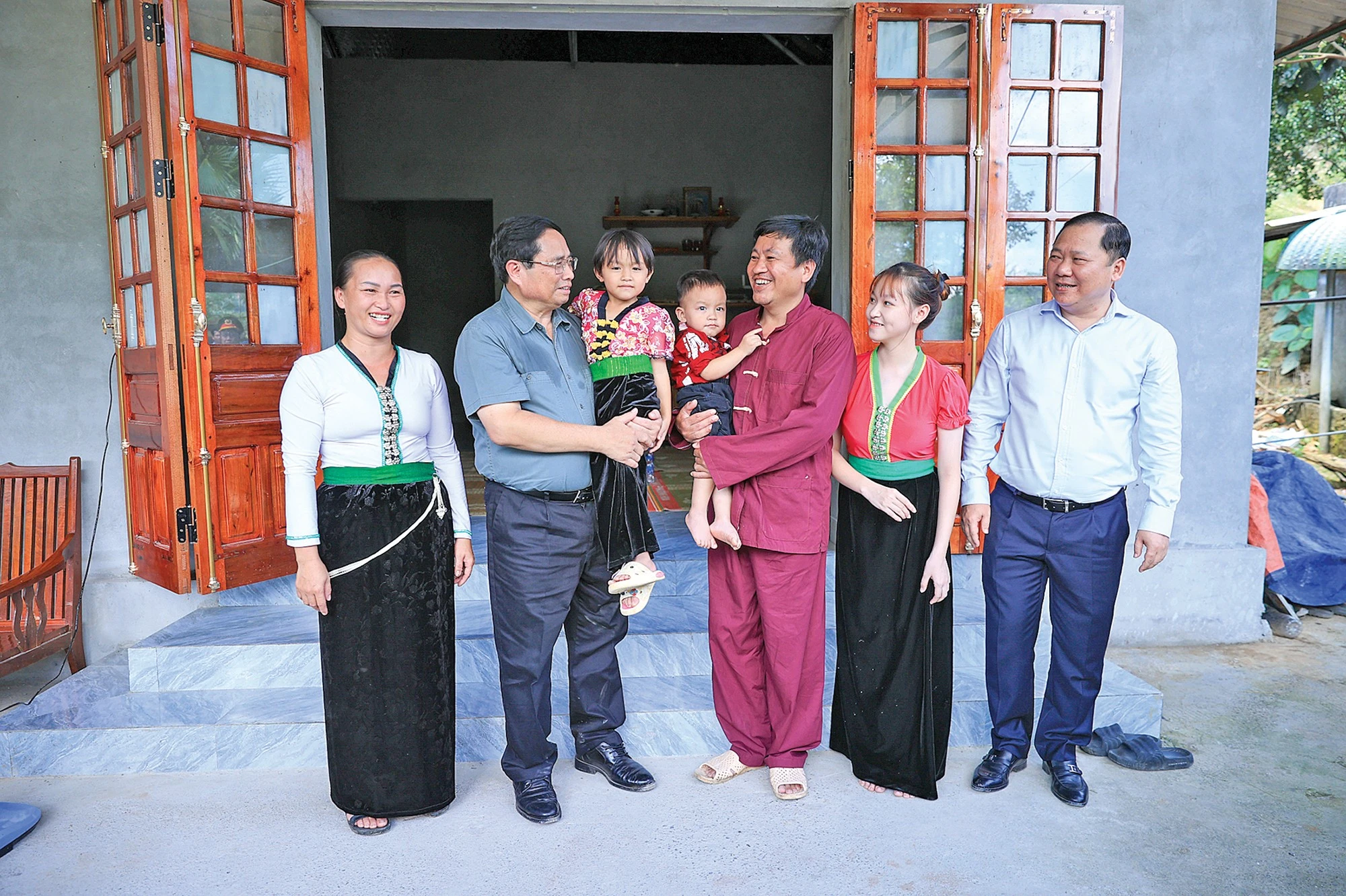 Thủ tướng Phạm Minh Chính thăm gia đình ông Xa Văn Vọng, là hộ nghèo (xã Cao Sơn, huyện Đà Bắc, tỉnh Hòa Bình cũ, nay thuộc Phú Thọ) được hỗ trợ xây lại nhà mới sau khi phát động phong trào Chung tay xóa nhà tạm, nhà dột nát trên địa bàn cả nước trong năm 2025.