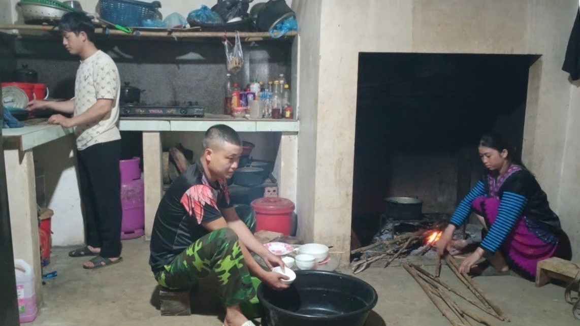 Nam giới thôn Bu Cao chia sẻ công việc gia đình, thương yêu vợ con. z7024180246809-3897aa4456a810e0e77e1d12c10b2a5d-8709.jpg