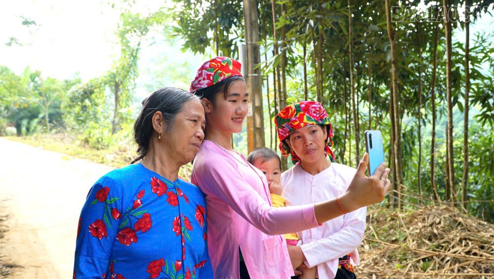 Phụ nữ dân tộc thiểu số giờ đây đã tự tin sử dụng các thiết bị điện tử thông minh. z7025865904291-d1736e44c8843ddb4a4baf53f3754aa8.jpg