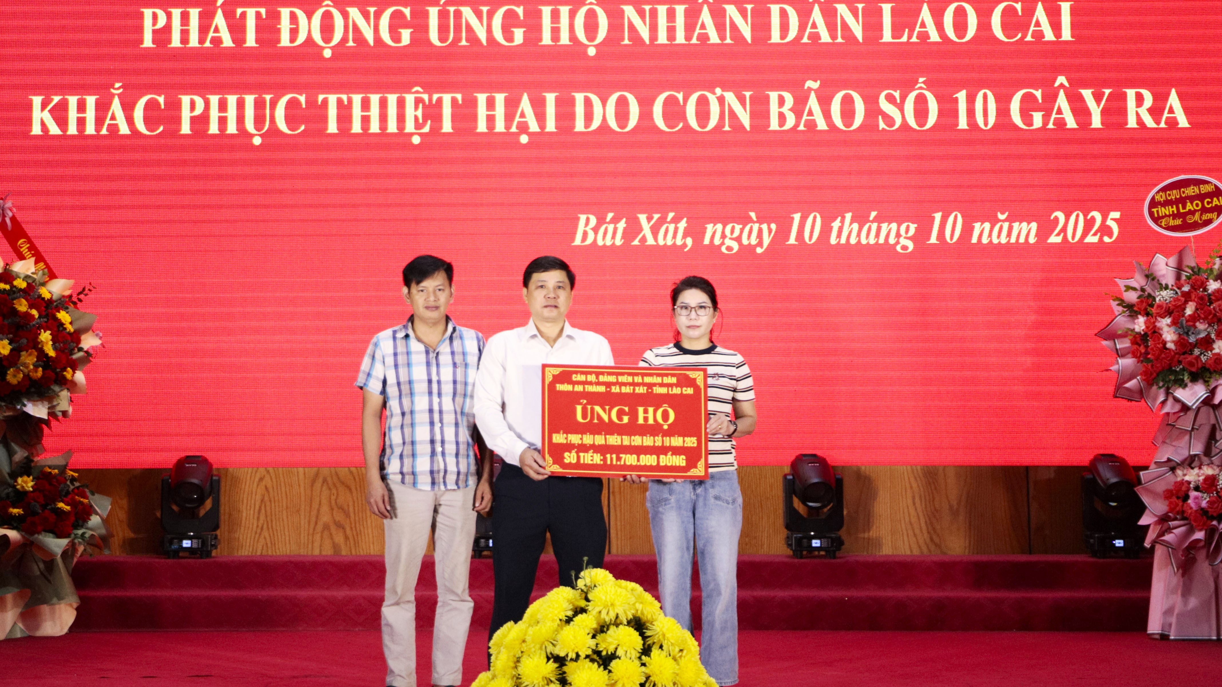 Các cơ quan, đơn vị tham gia ủng hộ. can-bo-dang-vien-va-nhan-dana-thon-an-thanh-ung-ho.jpg