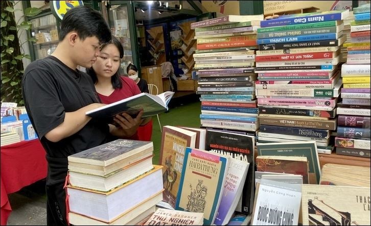 Bạn trẻ mua sách tại Đường sách TP Hồ Chí Minh. Bạn trẻ mua sách tại Đường sách TP Hồ Chí Minh.