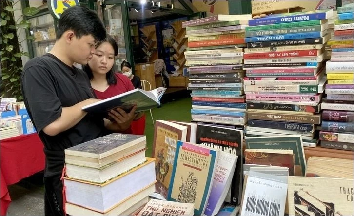 Bạn trẻ mua sách tại Đường sách TP Hồ Chí Minh.