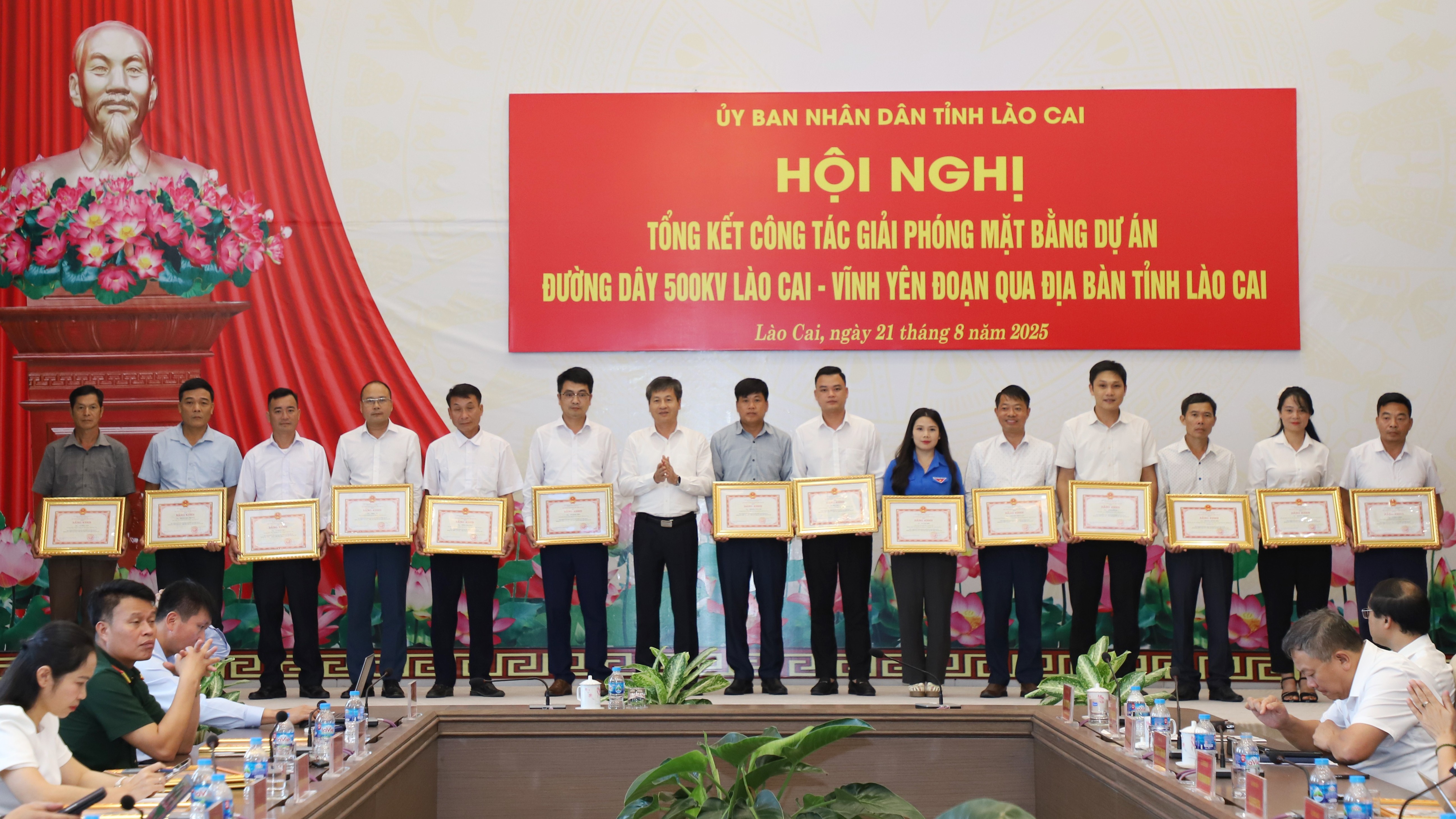 Tặng Bằng khen của UBND tỉnh cho các tập thể, cá nhân. img-2643.jpg