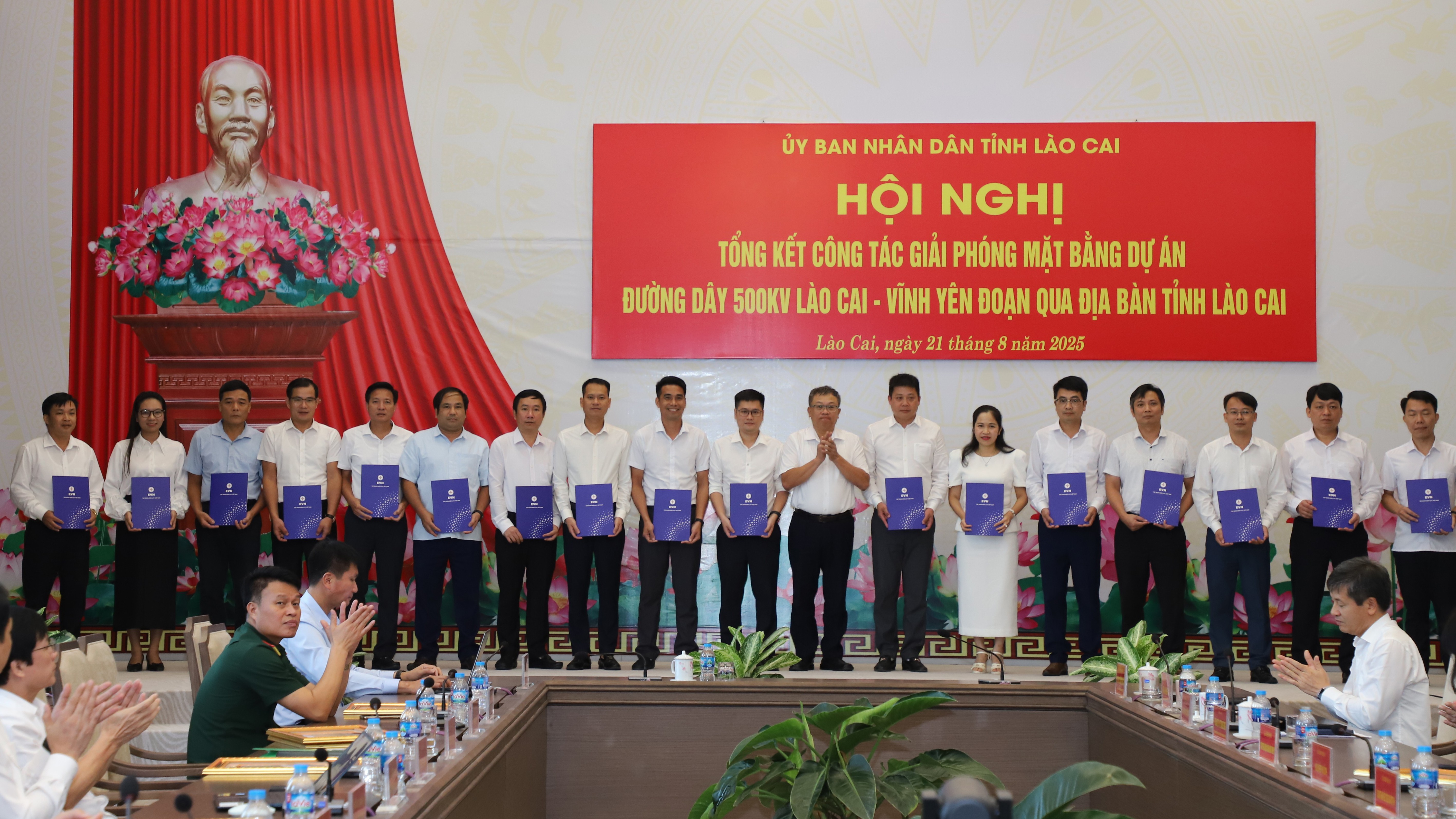 Tập đoàn Điện lực Việt Nam khen thưởng các tập thể. img-2655.jpg