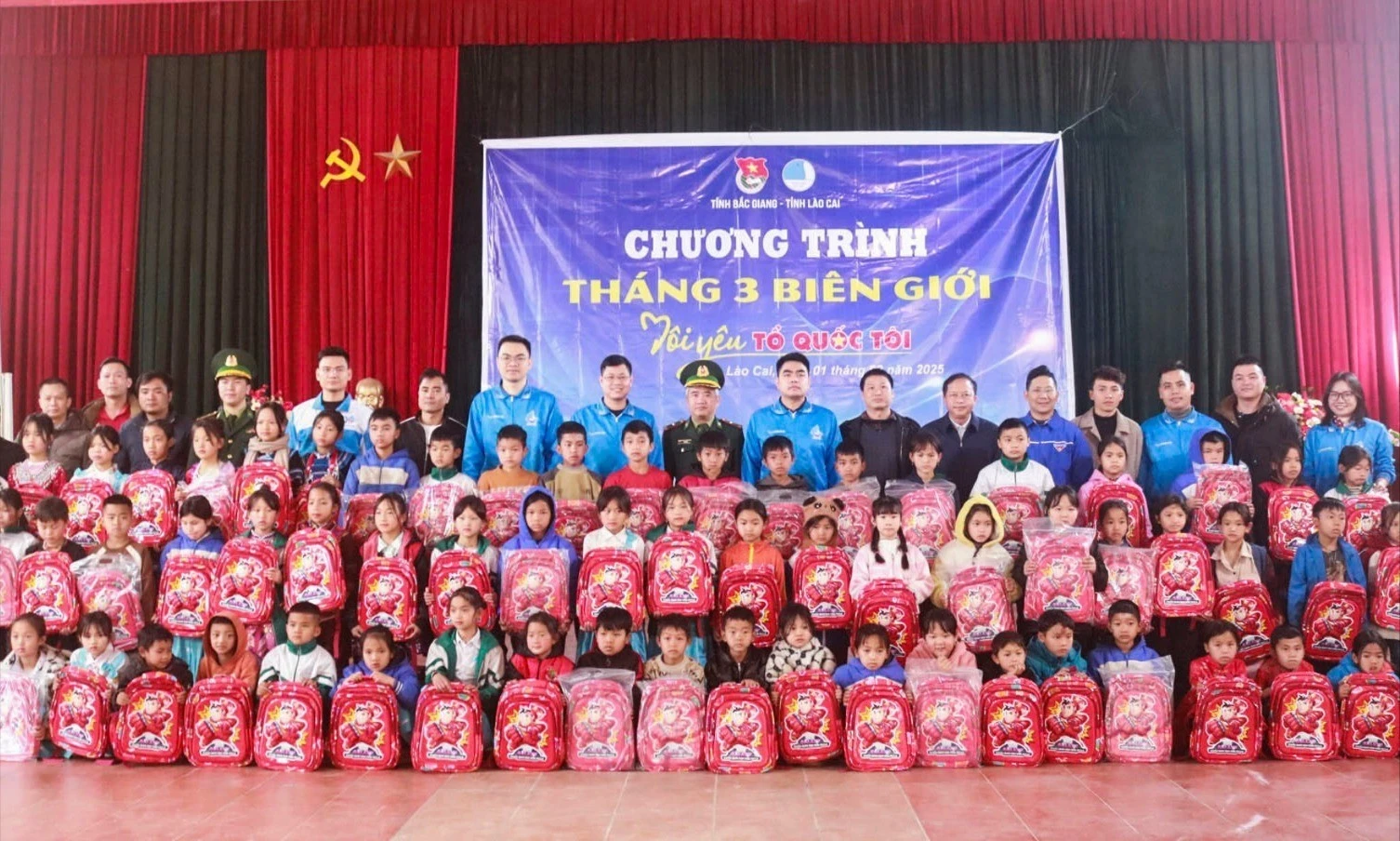 Trao quà cho các em học sinh Trường PTDT bán trú TH xã Y Tý.