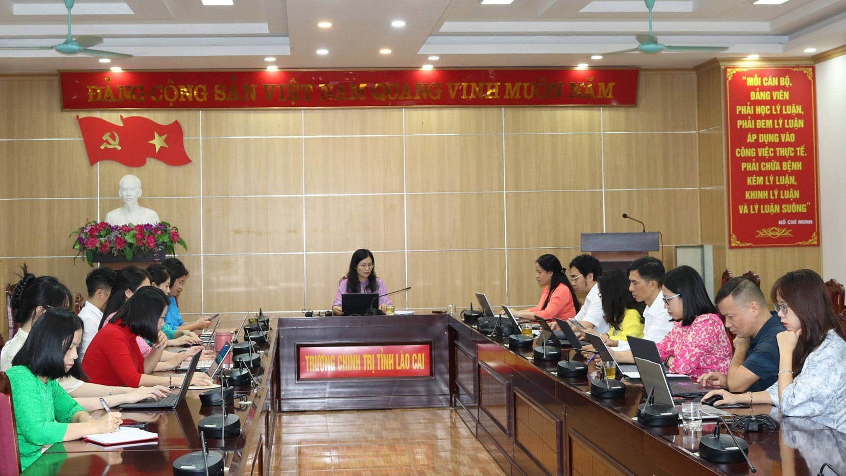 Hội thảo được tổ chức trực tiếp và trực tuyến tại hai cơ sở của Trường Chính trị tỉnh Lào Cai. qchtcs2.jpg
