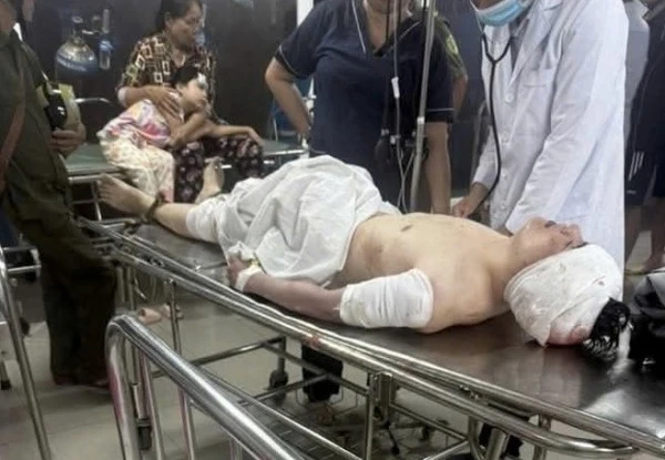 Thành được đưa vào bệnh viện chữa trị.