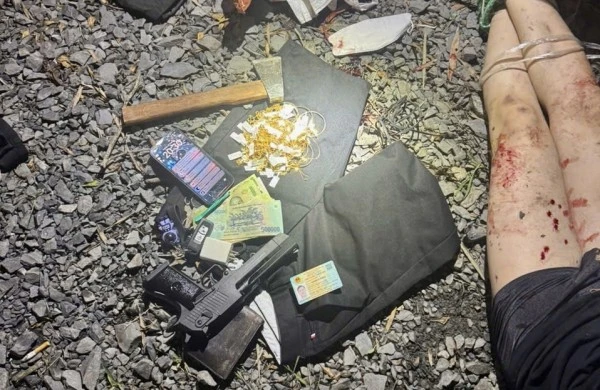 Tang vật gồm khẩu súng, búa và vàng được thu giữ.