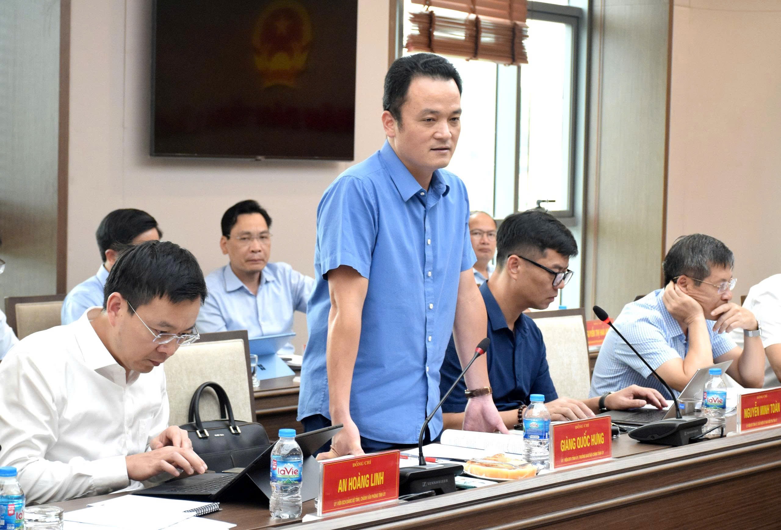 Đồng chí Giàng Quốc Hưng, Ủy viên Ban Thường vụ, Trưởng Ban Nội chính Tỉnh ủy phát biểu tại hội nghị. z6833999447046-9801a956e3d57efd6d0c53ba697022e4.jpg