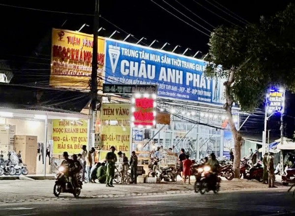 Tiệm vàng xảy ra vụ cướp. Tiệm vàng xảy ra vụ cướp.