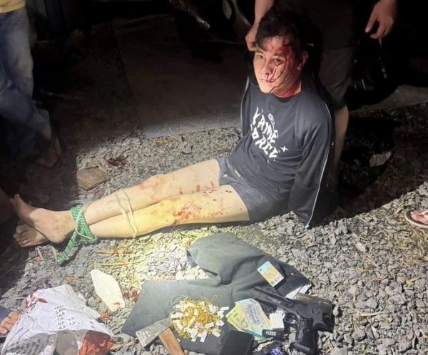 Chủ tiệm vàng và người dân truy đuổi bắt được Thành.