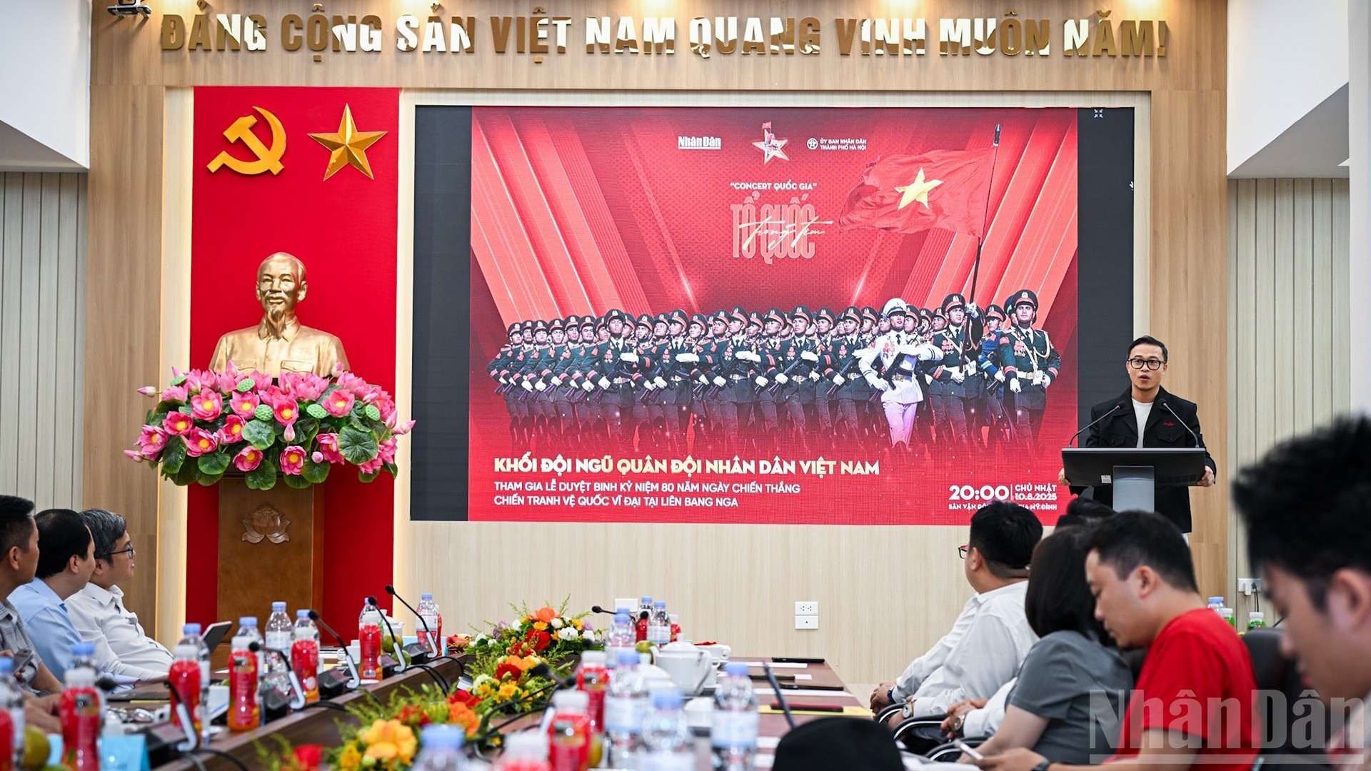 Tổng đạo diễn chương trình Đặng Lê Minh Trí nói về sự tham gia của Khối đội ngũ Quân đội Nhân dân Việt Nam. Tổng đạo diễn chương trình Đặng Lê Minh Trí nói về sự tham gia của Khối đội ngũ Quân đội Nhân dân Việt Nam.