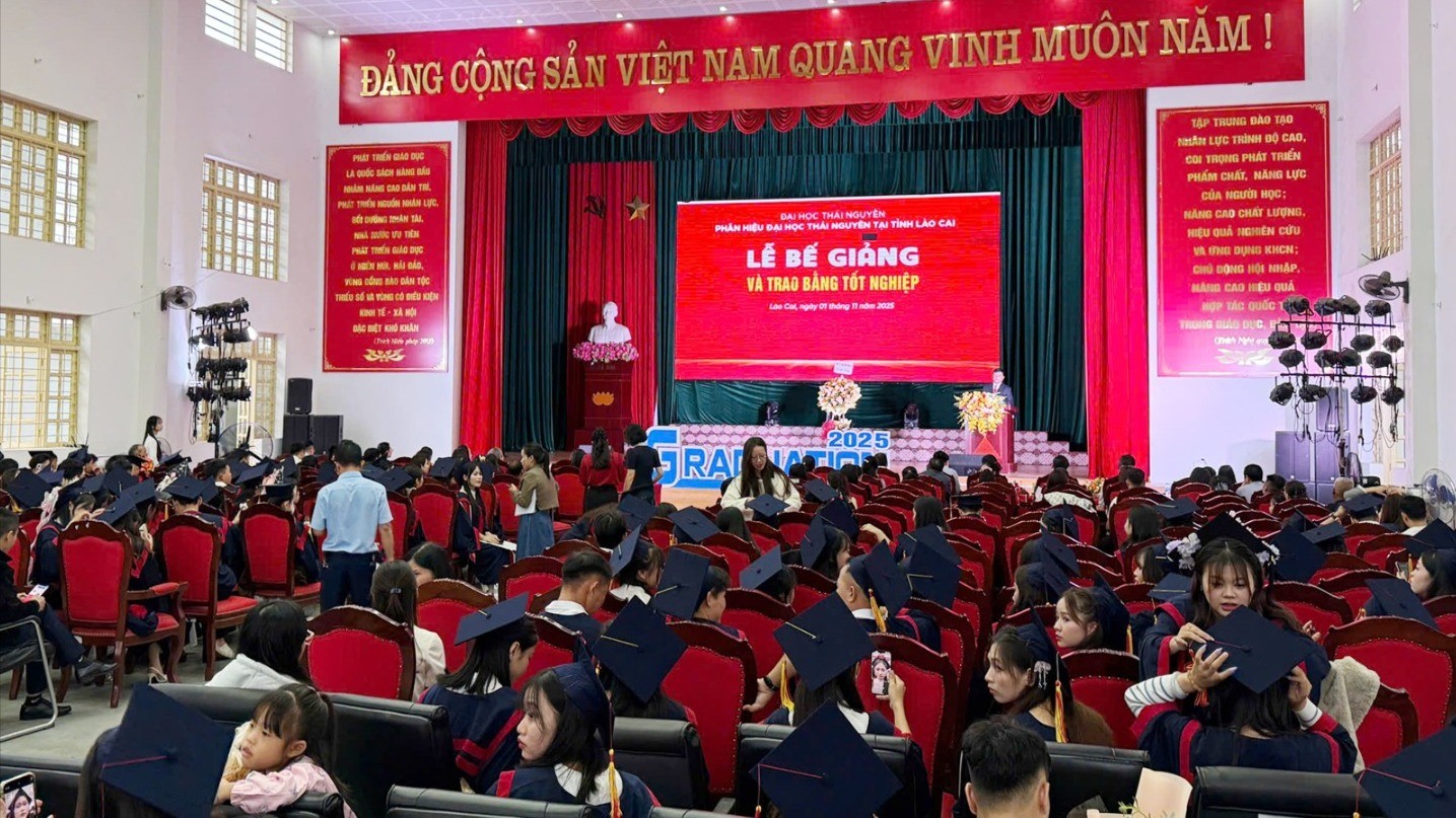 Quang cảnh lễ bế giảng. z7176973486691-f391b8c1d40dd56996ec231e4c1fc834.jpg