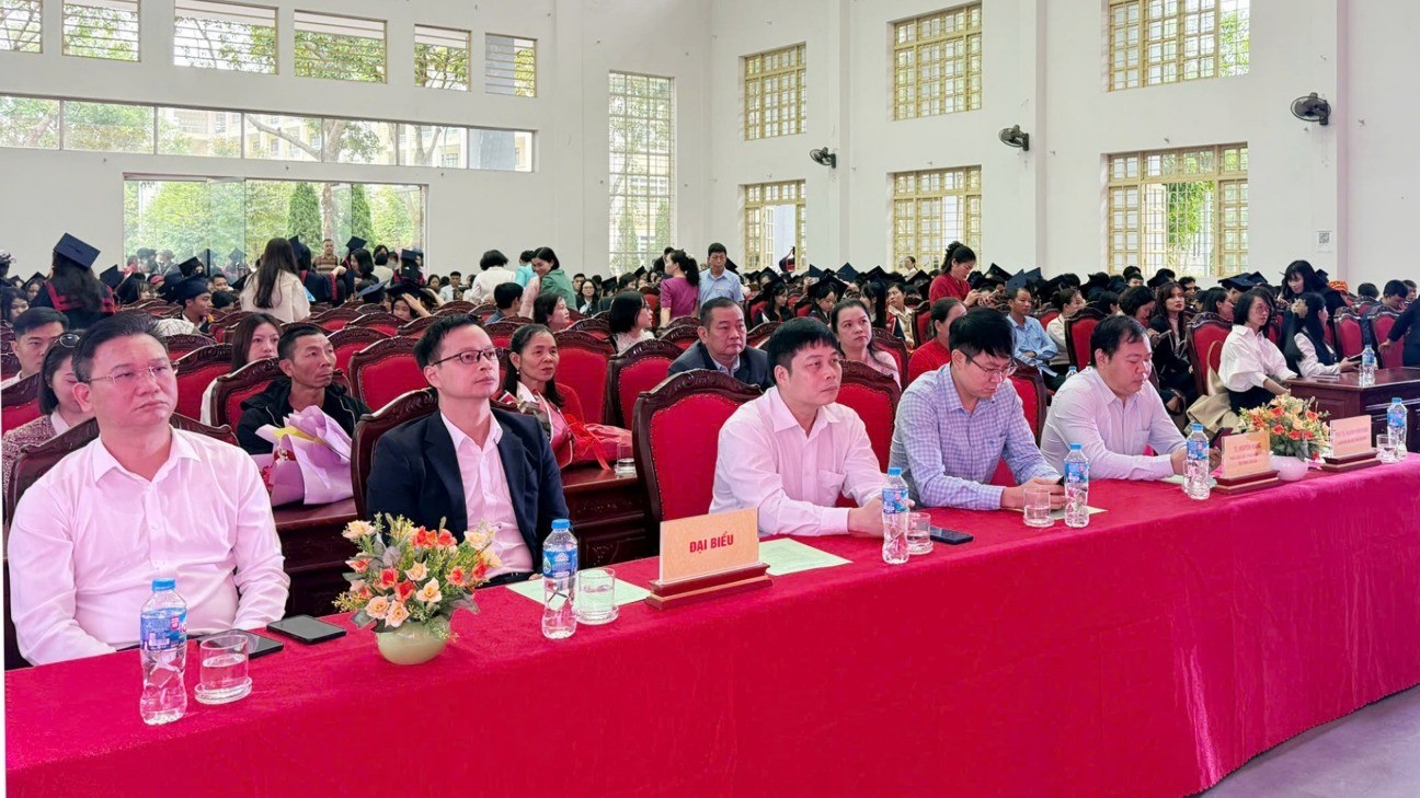 Đại biểu tham dự lễ bế giảng. z7176973474540-ca36f15bde0b7eda44323cb9528c09b8.jpg