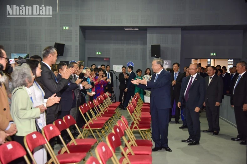 Cán bộ, nhân viên các cơ quan đại diện và cộng đồng người Việt vui mừng chào đón Tổng Bí thư, Chủ tịch nước Tô Lâm.