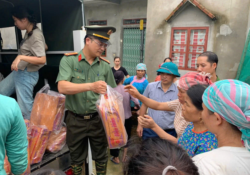 Trao hỗ trợ cho từng hộ dân trên địa bàn.